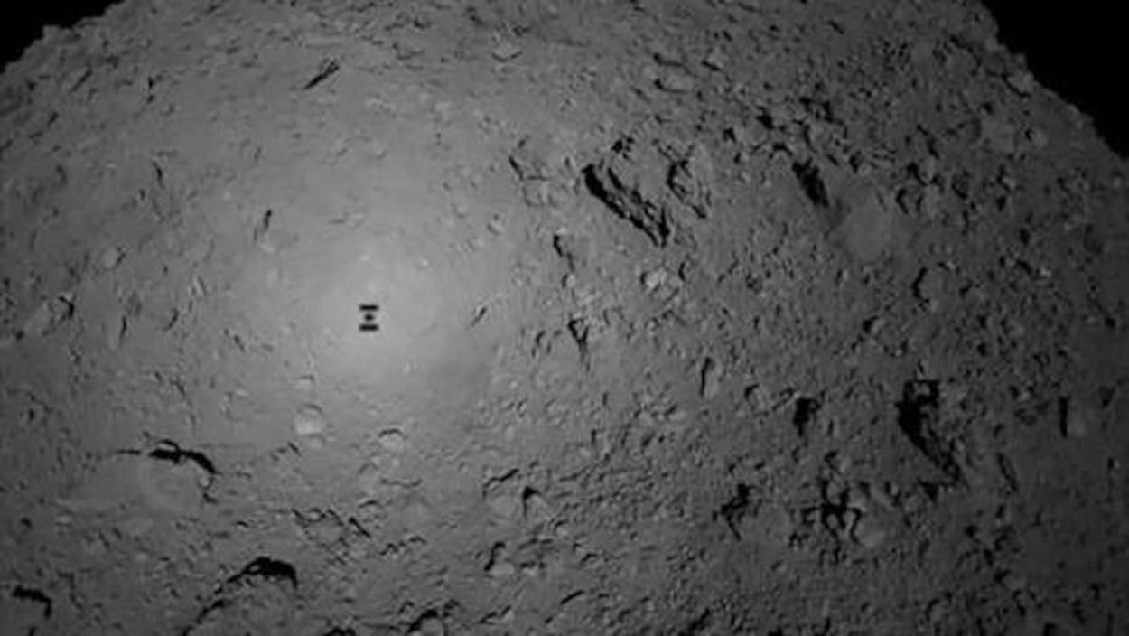 Photographie prise depuis la sonde Hayabusa2, le 3 octobre, au moment du largage du robot MASCOT sur l’astéroïde Ryugu.
