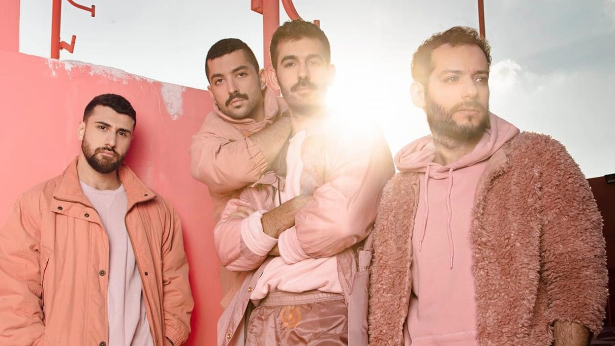 Les quatre personnes sont vêtues de rose.