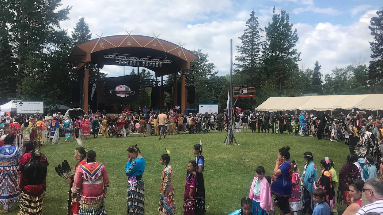 Des danseurs de pow-wow à Mashteuiatsh.