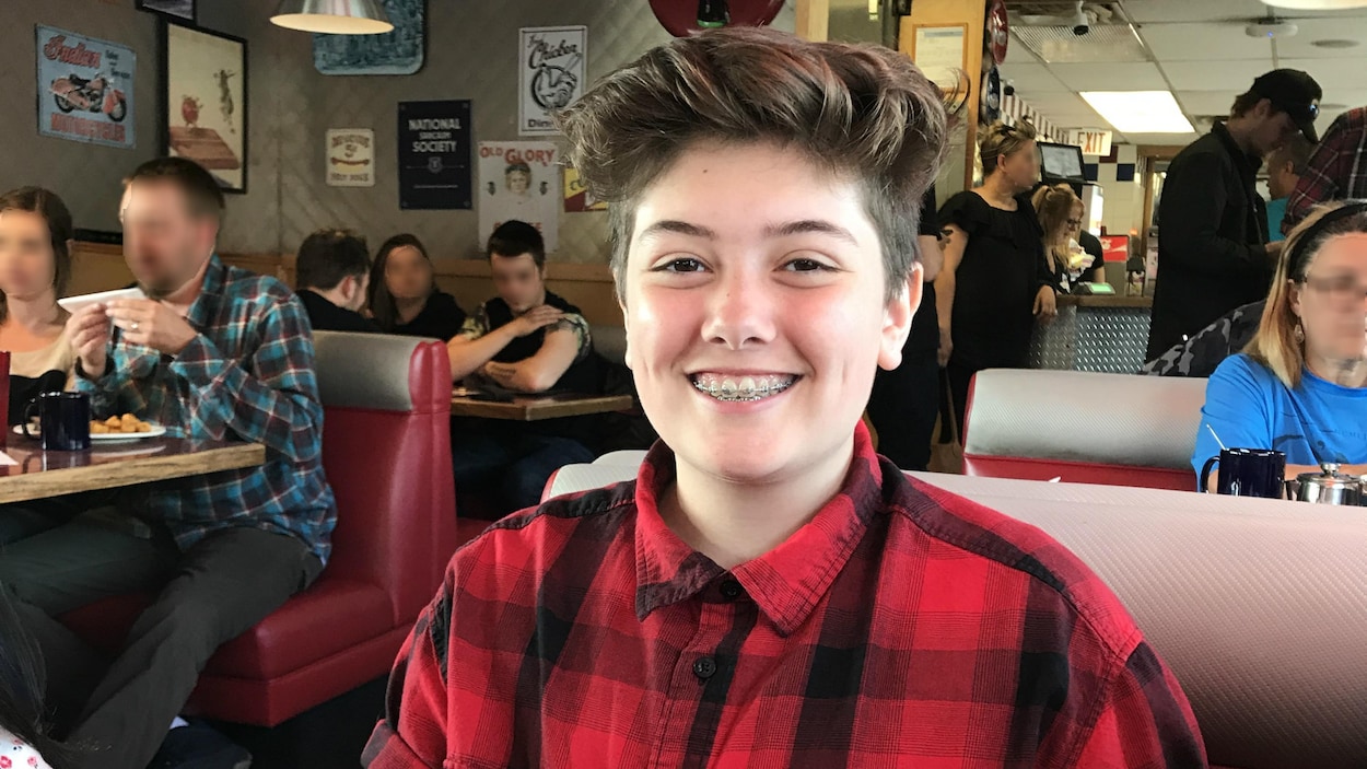 Mason, un transgenre de 14 ans, se sent libre, 3 ans après sa transition. Il est assis dans un restaurant. Mason, un transgenre de 14 ans, se sent libre, 3 ans après sa transition. Il est assis dans un restaurant.