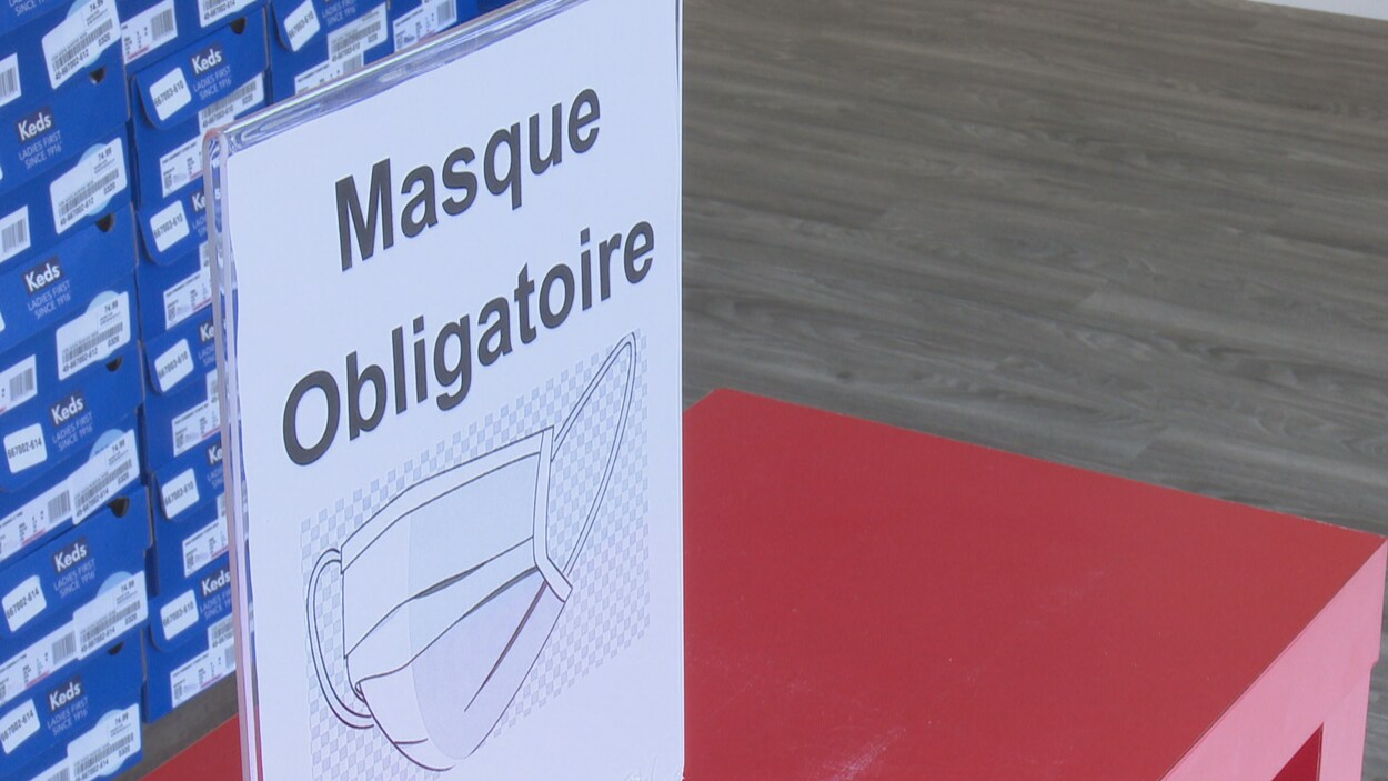 Un écriteau dans la boutique Chaussures Pop à Tracadie au Nouveau-Brunswick.