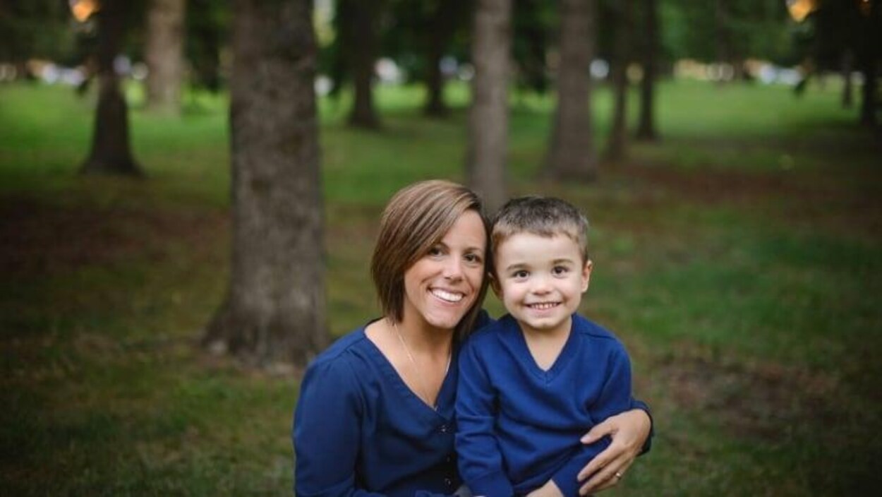 La Saskatchewanaise Carrie Hart et son fils Lucas.