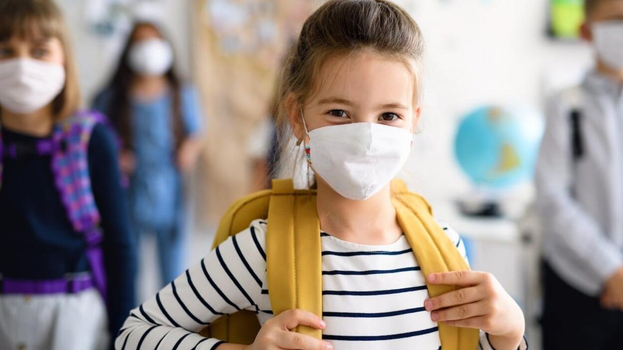 Des élèves portent un masque.