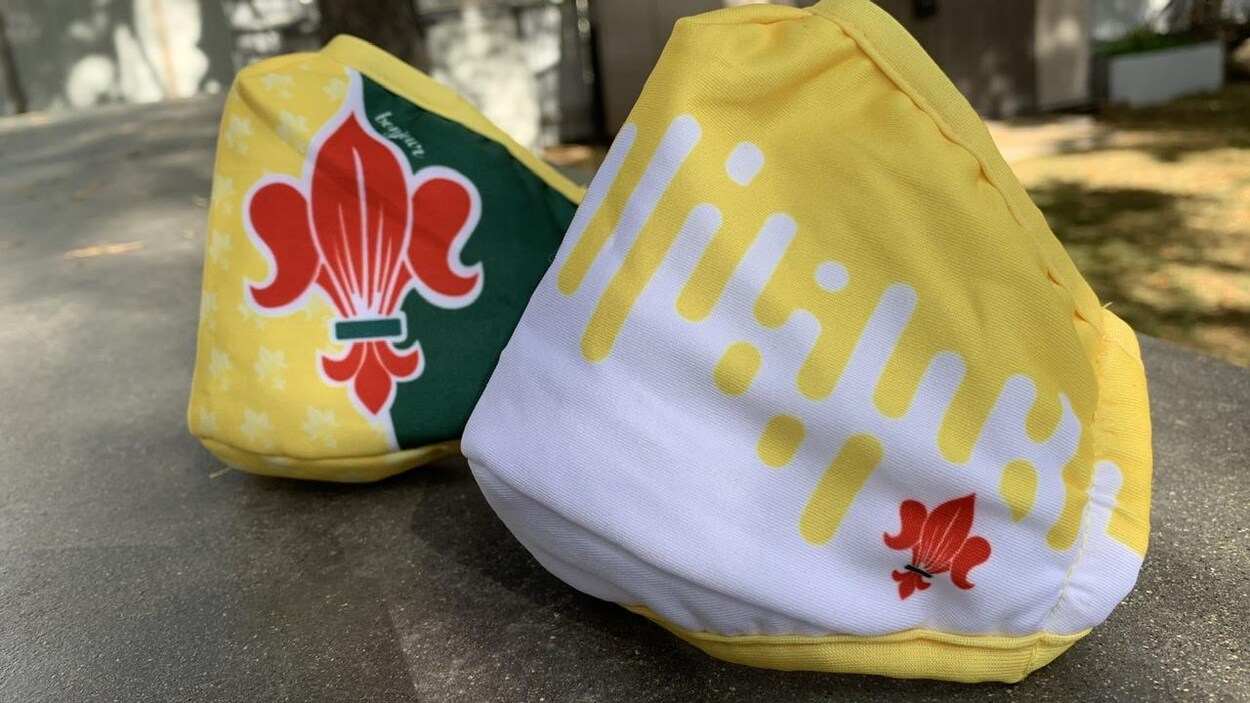 Deux masques aux couleurs de la fransaskoisie posés sur une table