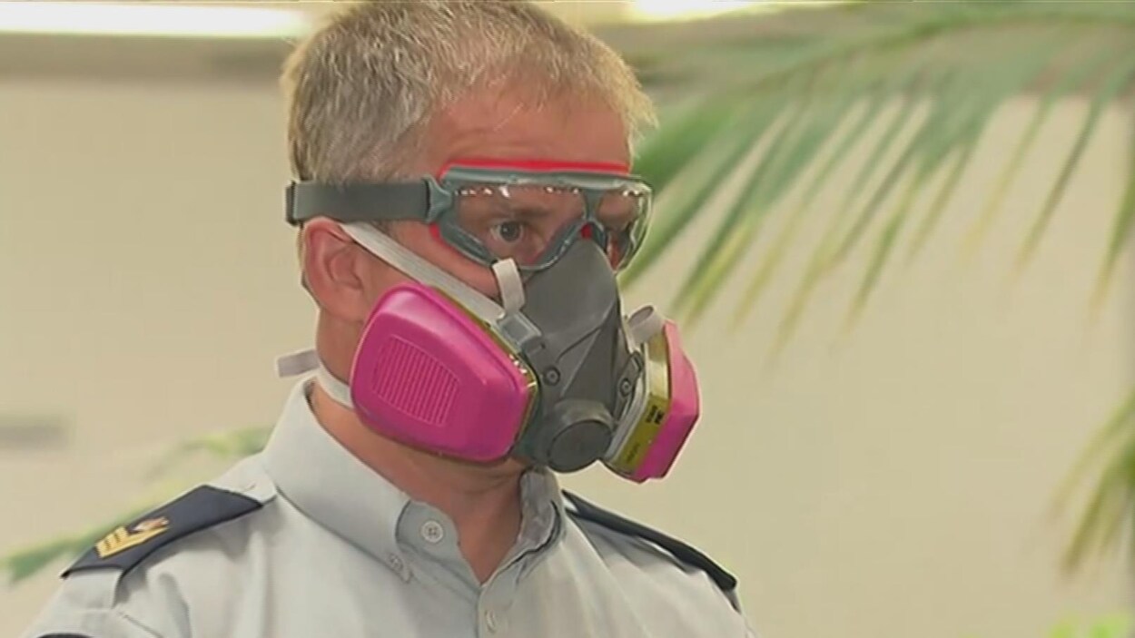 Un agent de la GRC porte un masque et des lunettes conçues pour protéger contre des substances dangereuses comme le fentanyl Un agent de la GRC porte un masque et des lunettes conçues pour protéger contre des substances dangereuses comme le fentanyl