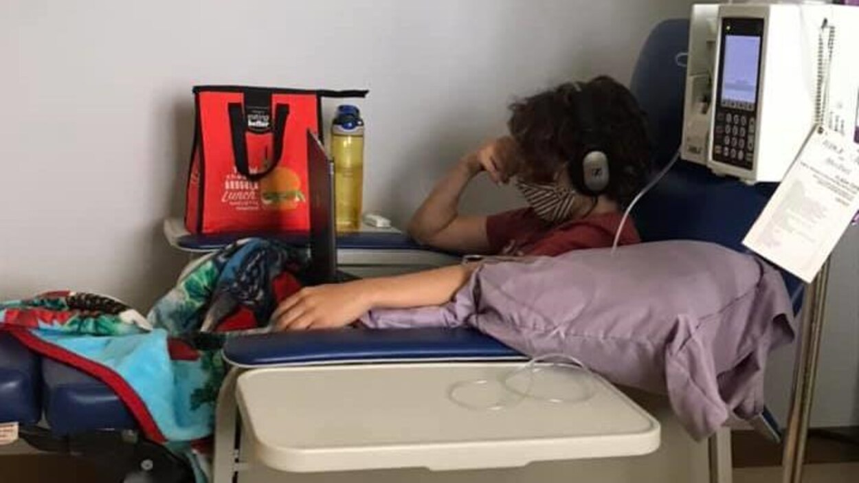 Jérémie qui subit un traitement portant un masque.