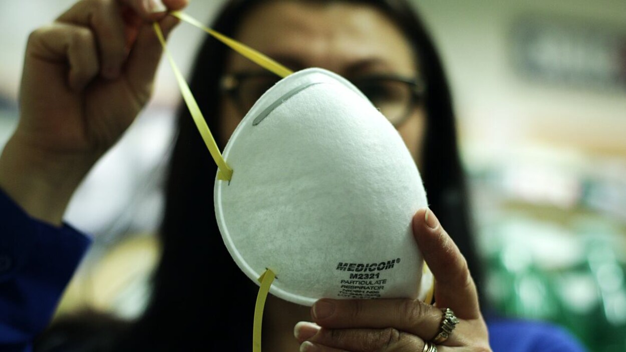 Gros plan sur un masque de protection N95.