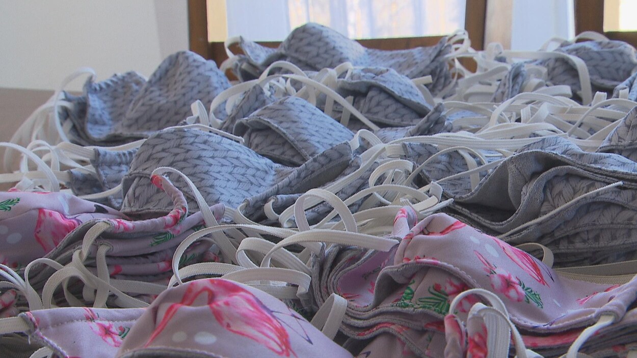 Des masques en tissu.