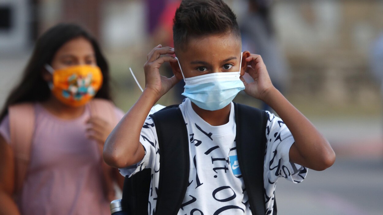 Des enfants portant un masque.