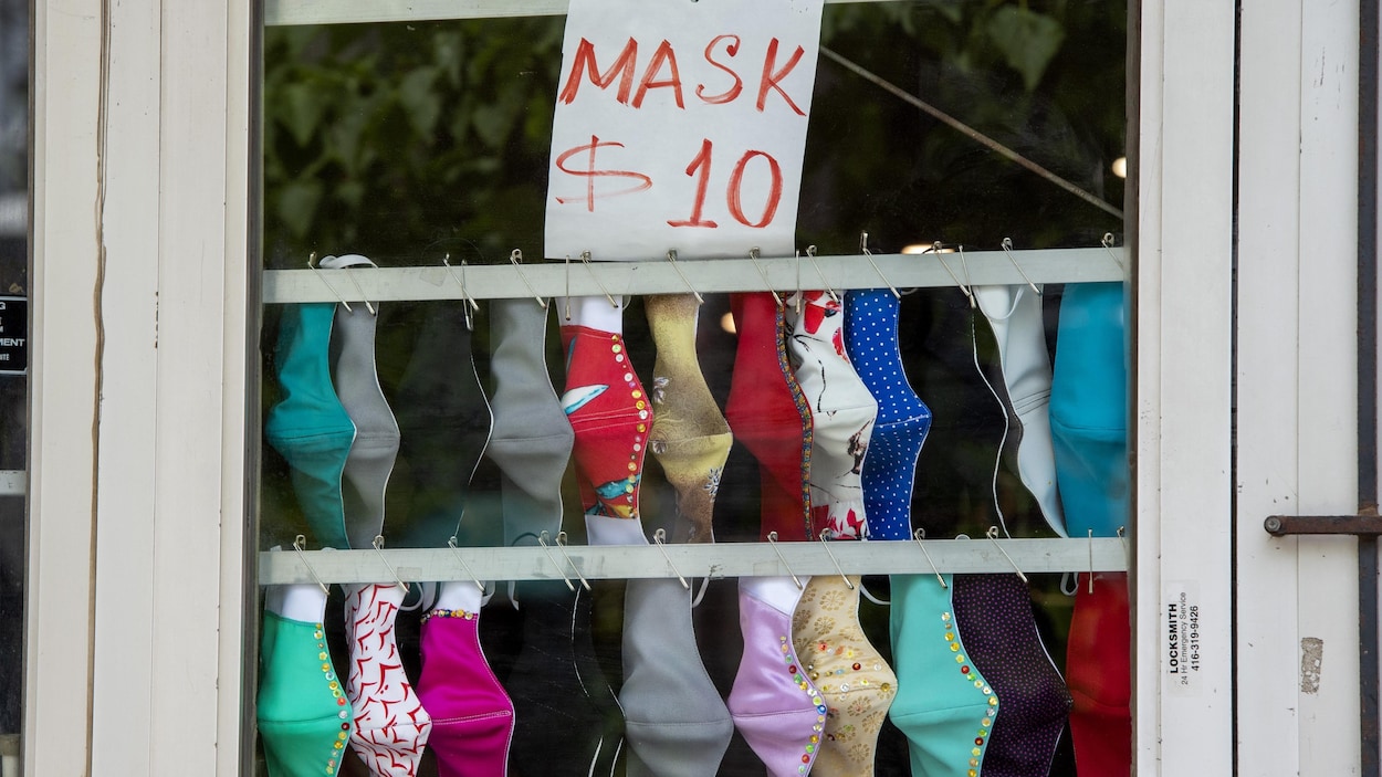Des masques de différentes couleurs dans une vitrine.