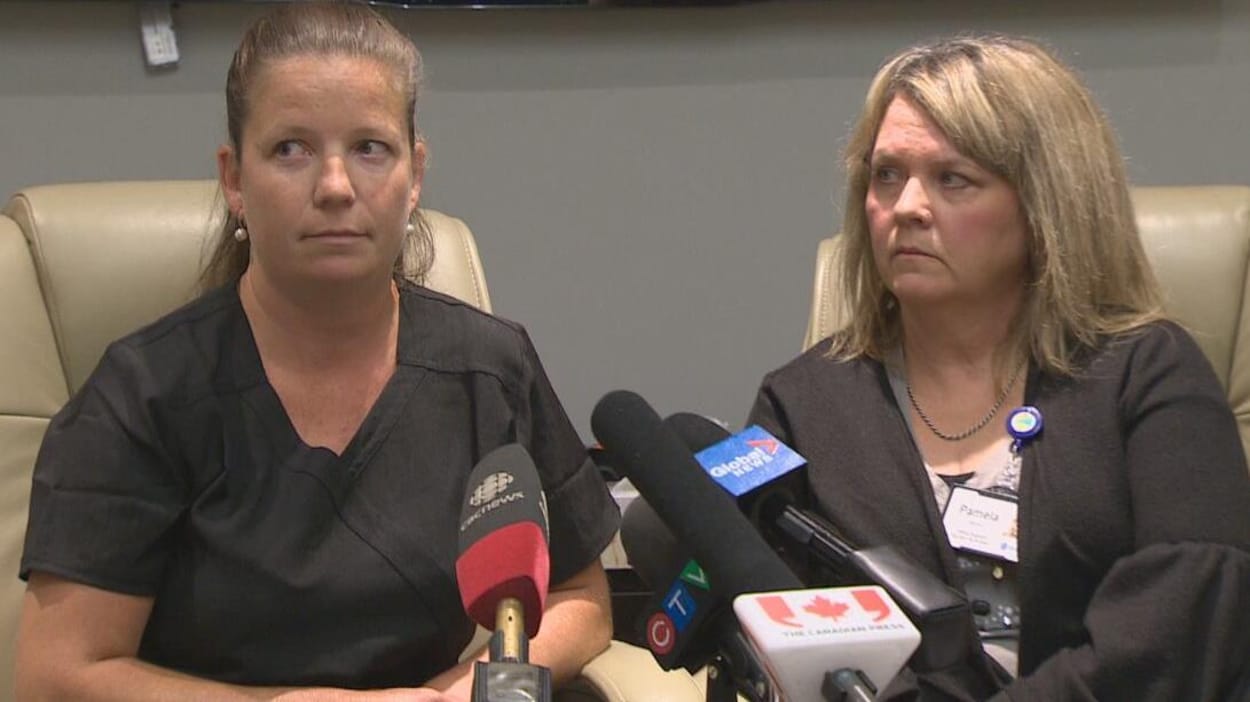 Bridget Thornton et Pamela Moxon en conférence de presse le 18 juillet à Fredericton.