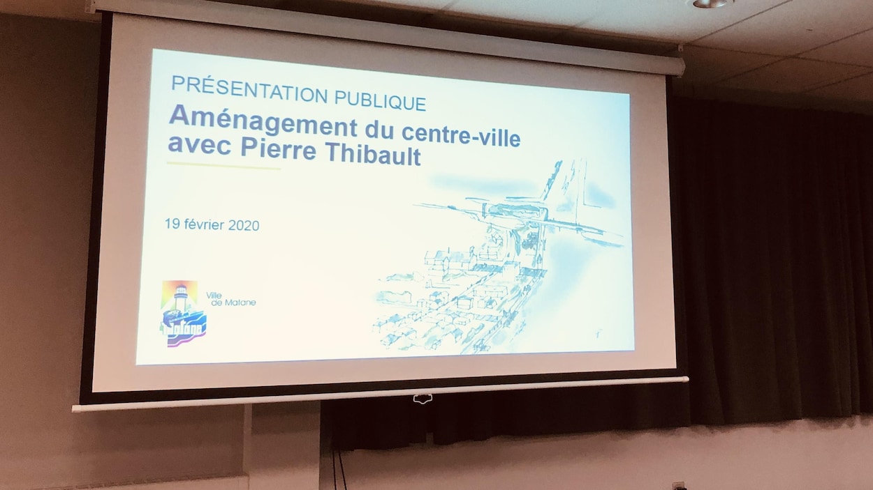 Une image projetée où on peut lire « Présentation, aménagement du centre-ville avec Pierre Thibault ».