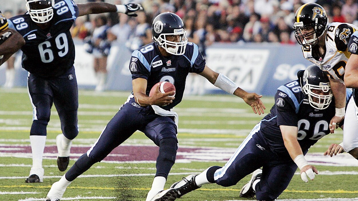Joueurs des Argonauts de Toronto et des Tiger-Cats de Hamilton le 11 juin 2005 au stade des Huskies de l’Université Saint Mary's, à Halifax.