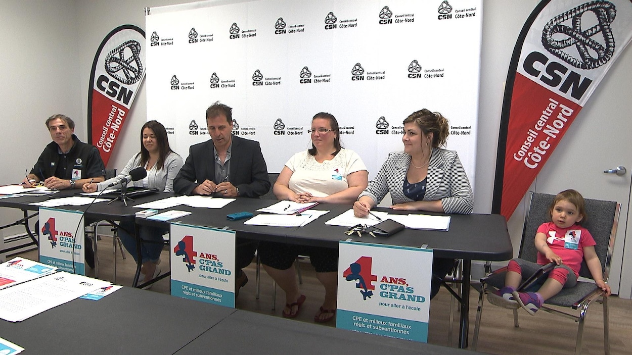Des représentants de la CSN, des employés et des directrices de CPE nord-côtiers en point de presse.