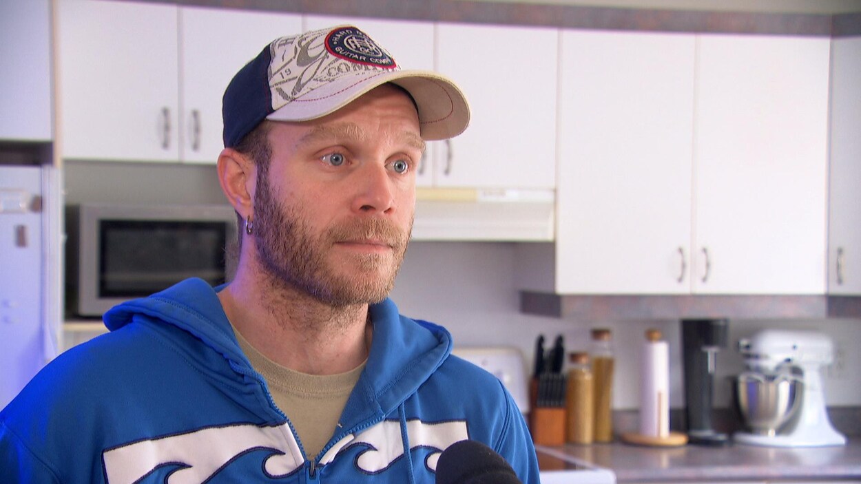 Mathieu Allaire-Normand dans la cuisine de sa maison.