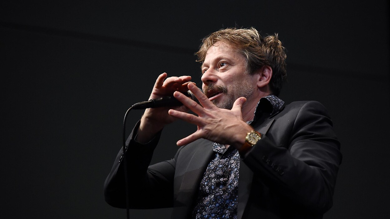 Le réalisateur Mathieu Amalric tient au micro lors d'une discussion au festival du film de New York, en 2017. Le réalisateur Mathieu Amalric tient au micro lors d'une discussion au festival du film de New York, en 2017.