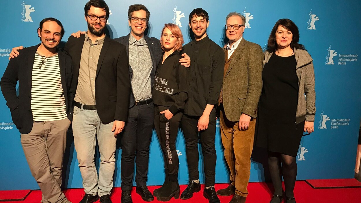 L'équipe du film « Ceux qui font les révolutions à moitié n'ont fait que se creuser un tombeau » prend la pose sur le tapis rouge du Festival international du film de Berlin.