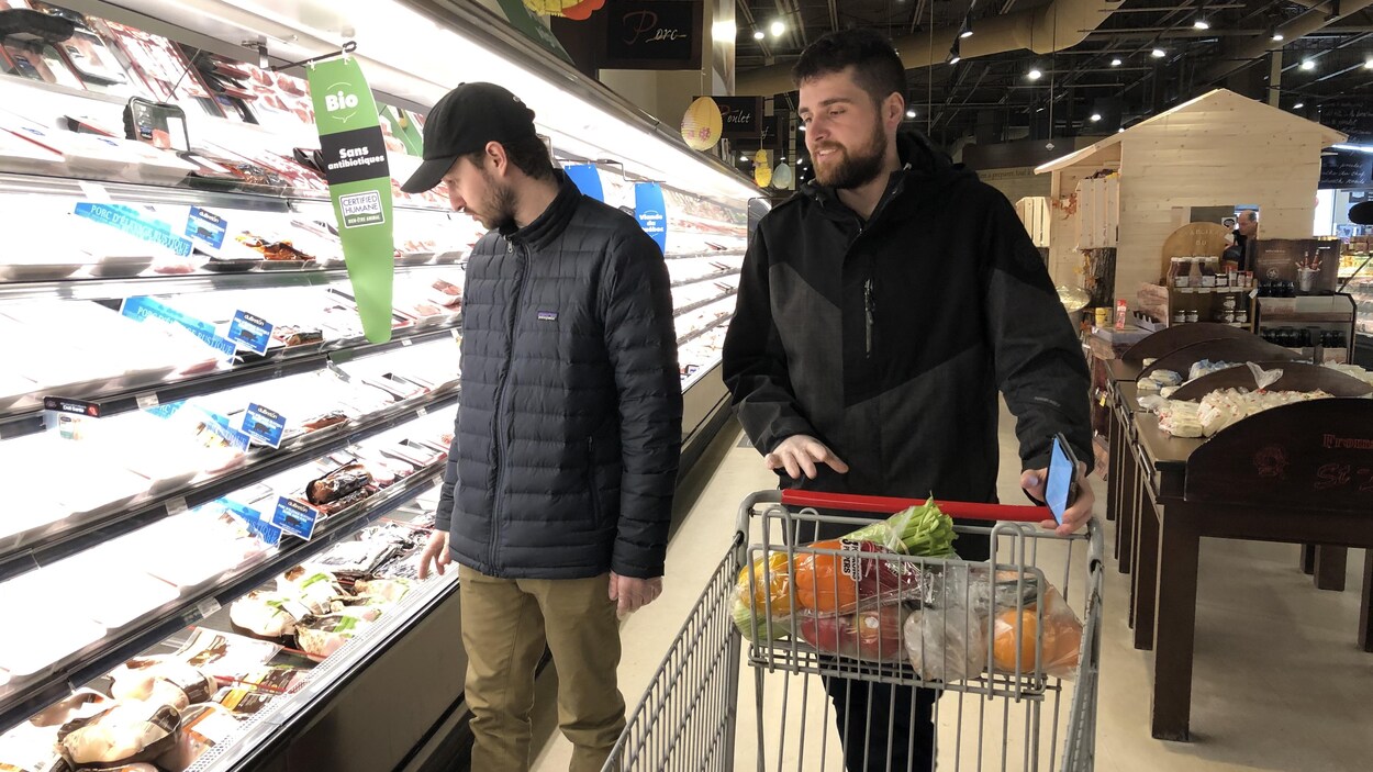 Mathieu et Pierre-Alexandre Tremblay faisant des courses dans un supermarché.
