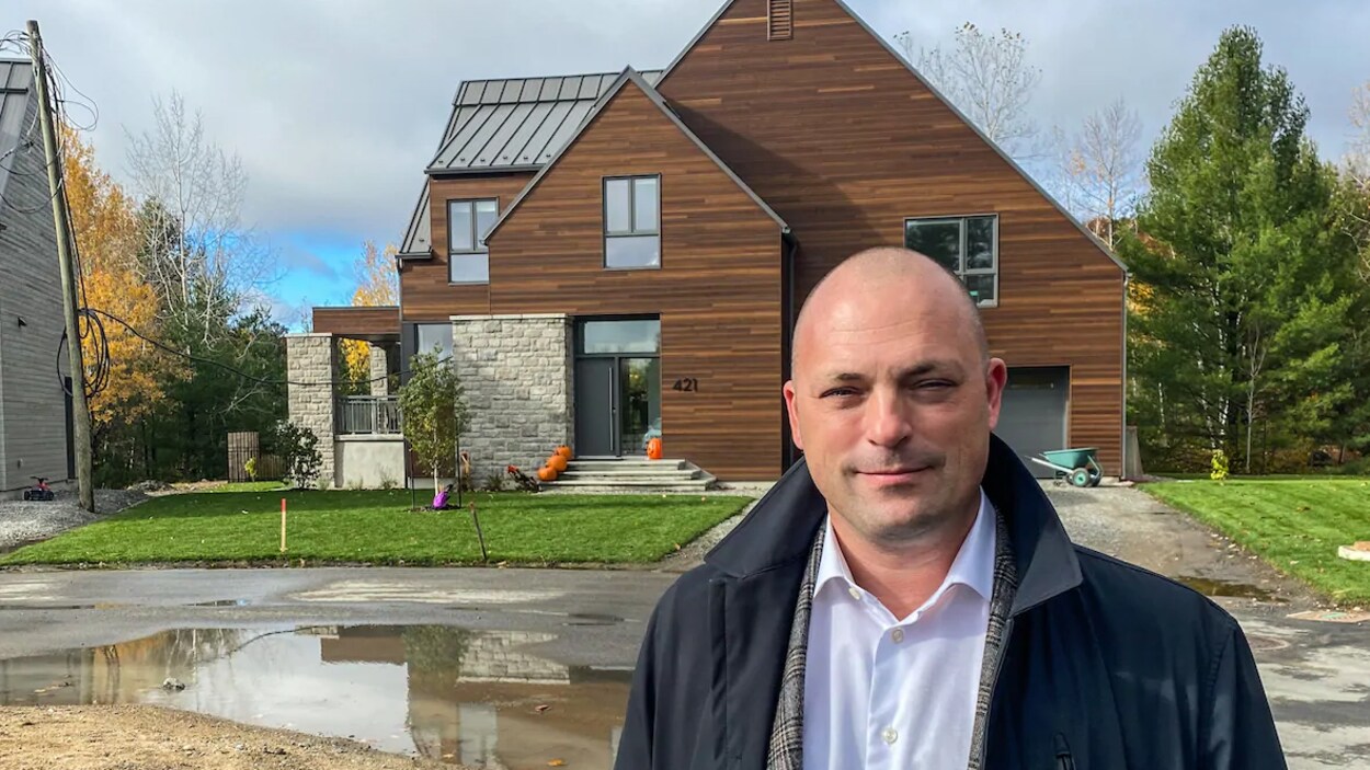Mathieu Farley devant une maison en construction.