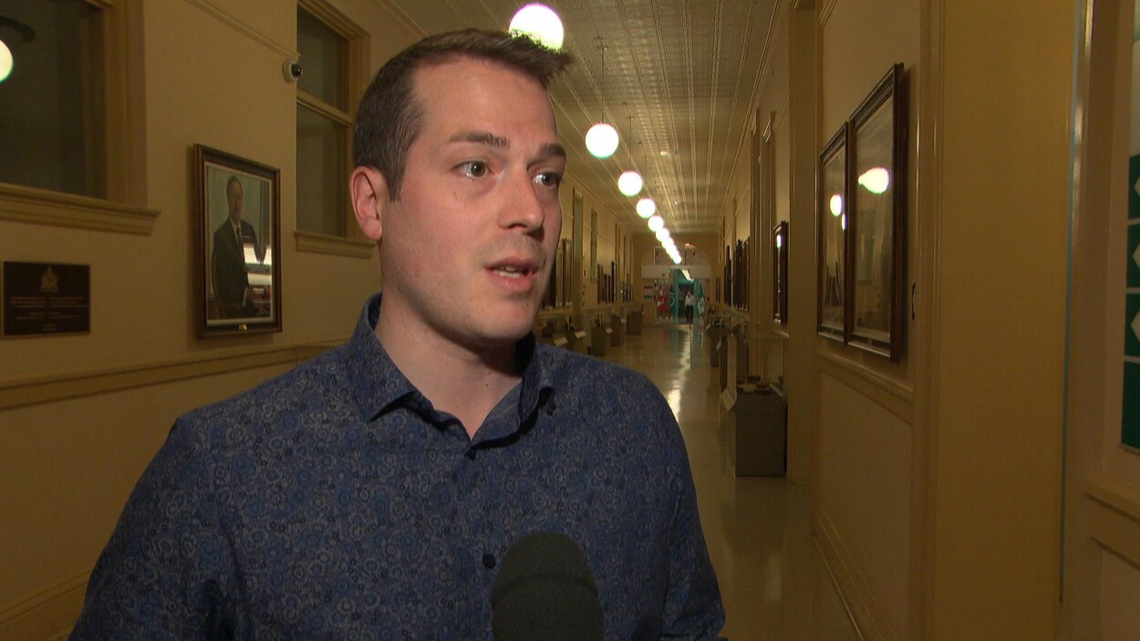 Mathieu Fleury en entrevue dans un corridor.