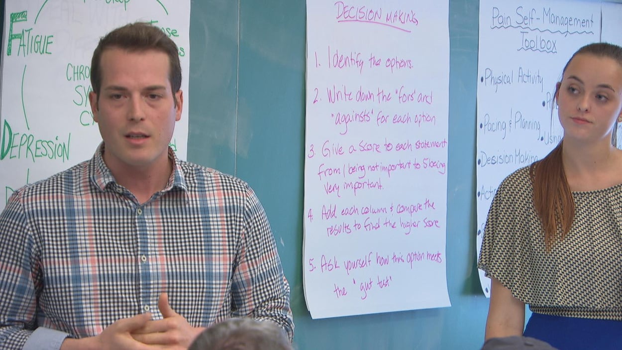 Mathieu Fleury s'adresse à des résidents de son quartier.