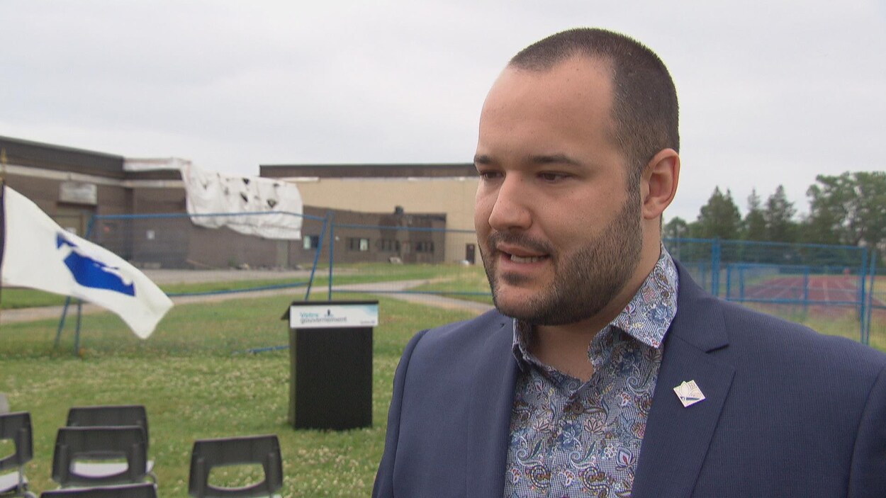 Mathieu Lacombe en entrevue devant l'École secondaire Mont-Bleu de Gatineau.