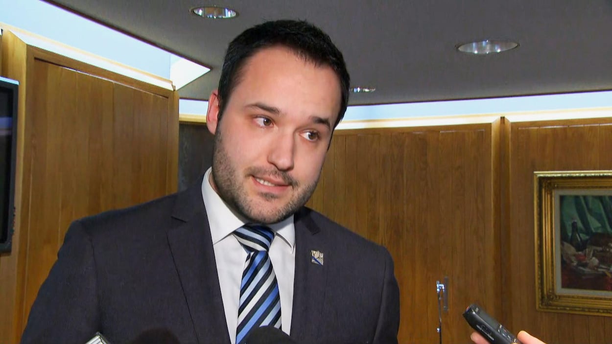 Mathieu Lacombe répond aux questions des journalistes lors d'une mêlée de presse.
