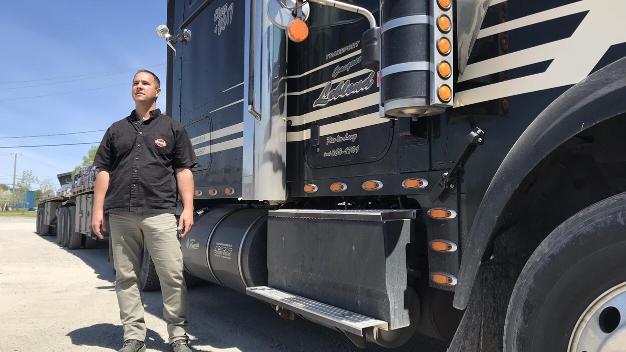 Mathieu devant son camion