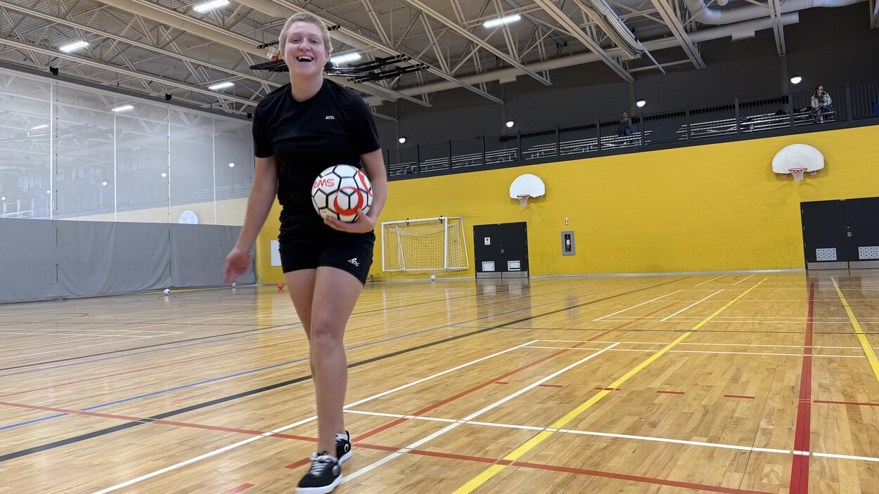 Des jeunes découvrent le soccer style libre