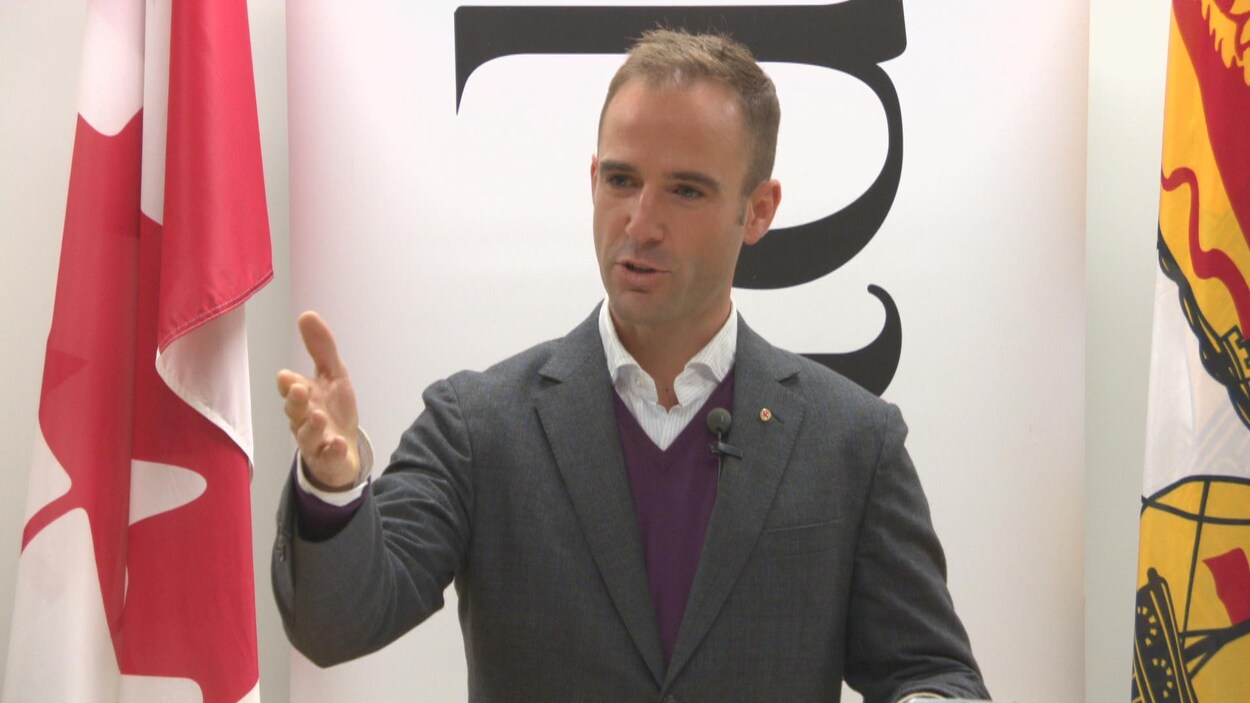 Le député fédéral en conférence de presse.