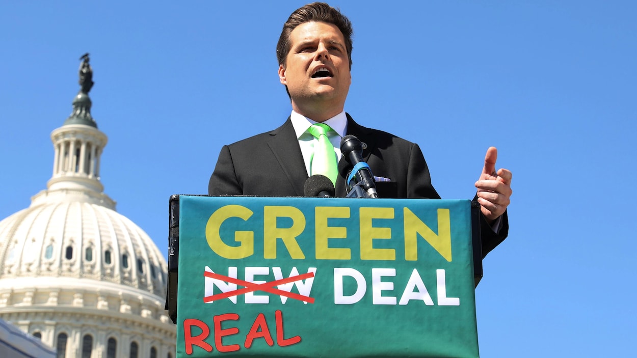 Matt Gaetz est en conférence de presse devant le Capitole.