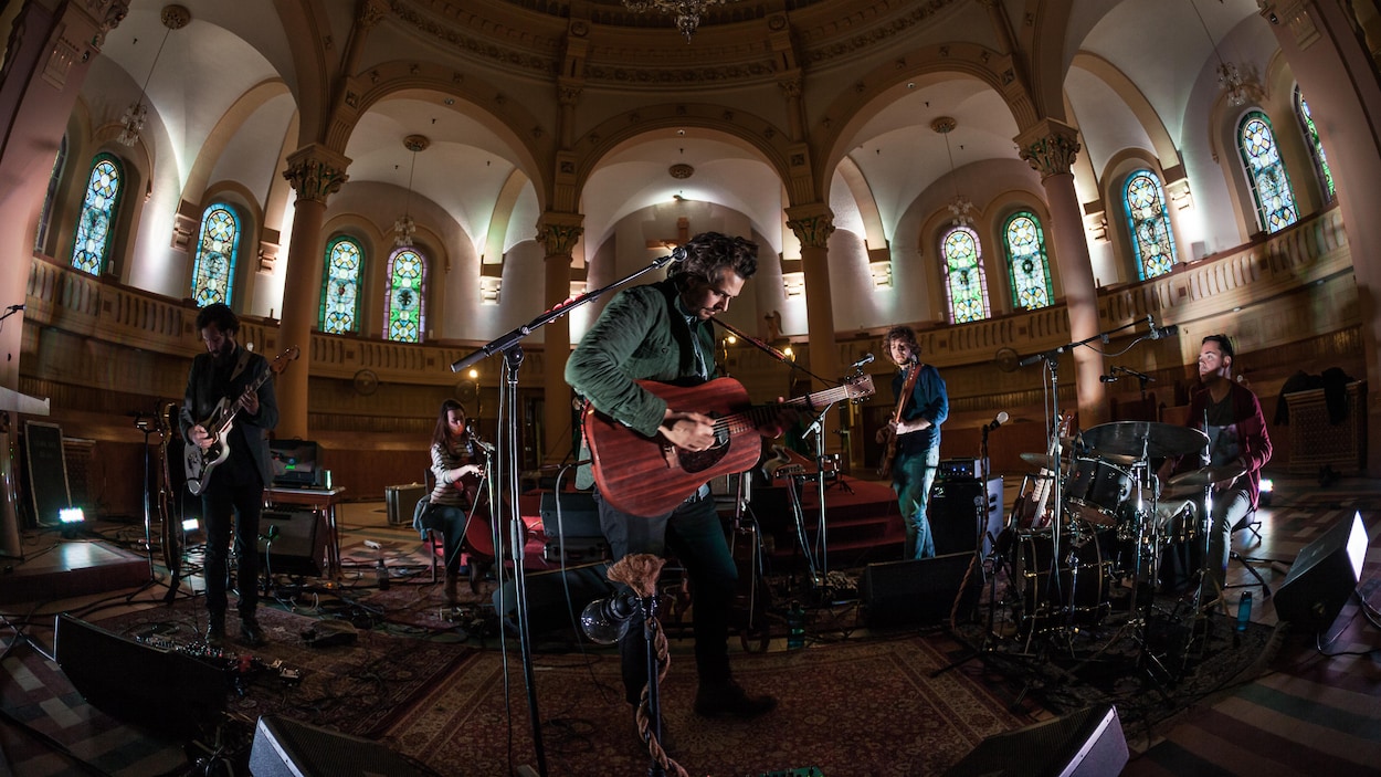 Matt Holubowski joue dans l'église Sainte-Thérèse avec ses musiciens.