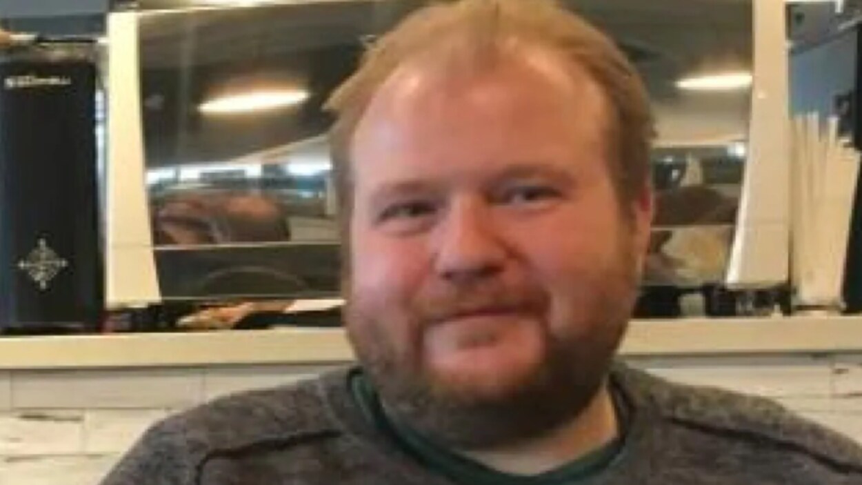 Matt Wolf discute en entrevue dans un restaurant.