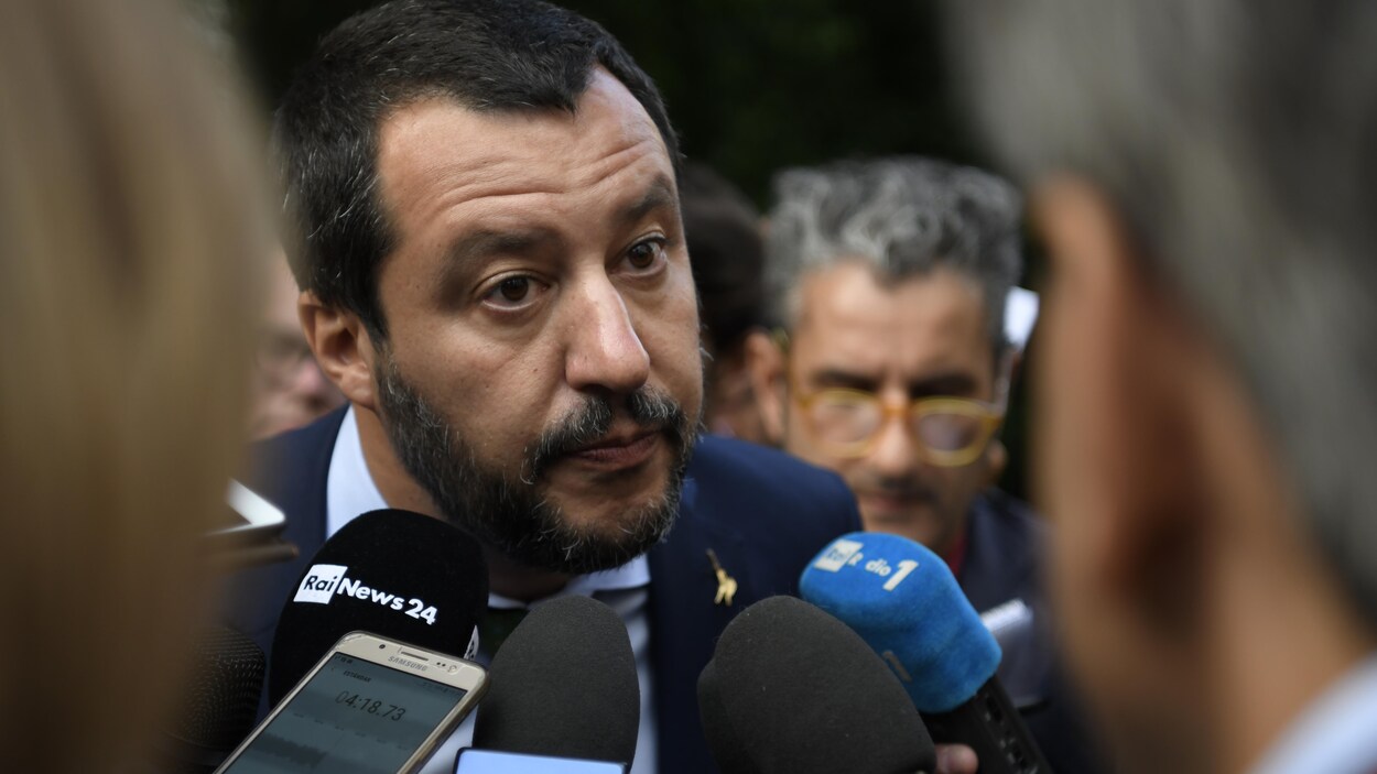 M. Salvini, entouré de journalistes.