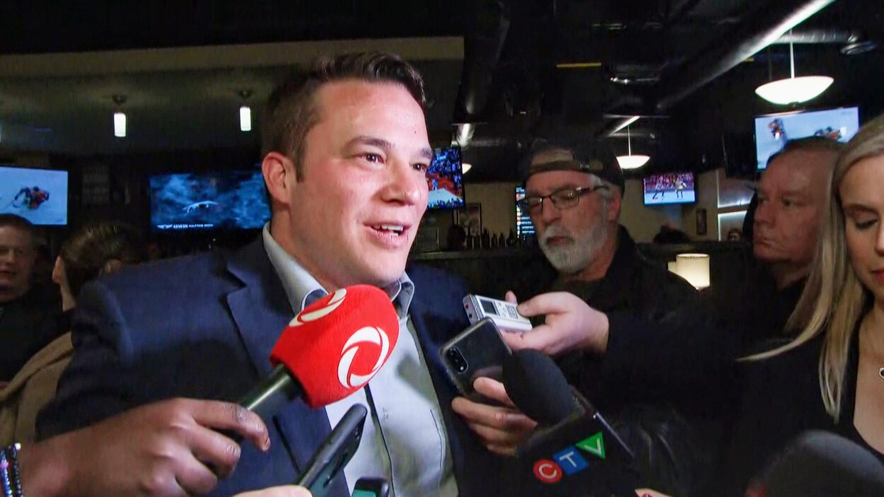 Le nouveau conseiller devant les journalistes lors de la soirée électorale.