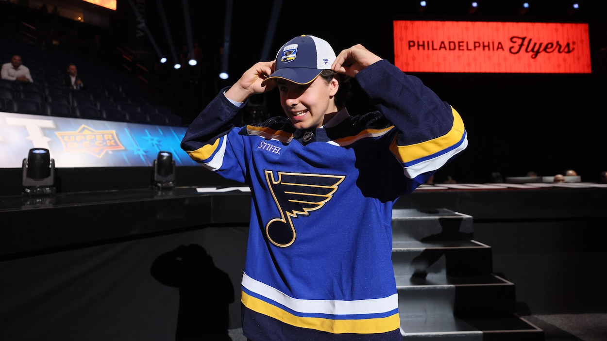 Un espoir des Blues de St. Louis demeure hospitalisé après un malaise