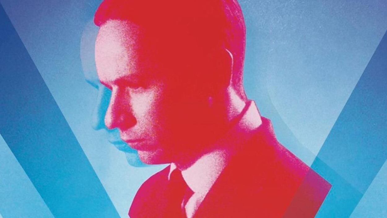 Le portrait d'un homme en rouge sur un fond bleu.