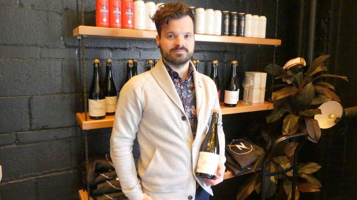 Le président et copropriétaire de la brasserie NonSuch, Matthew Sabourin, tenant une bouteille de sa production.