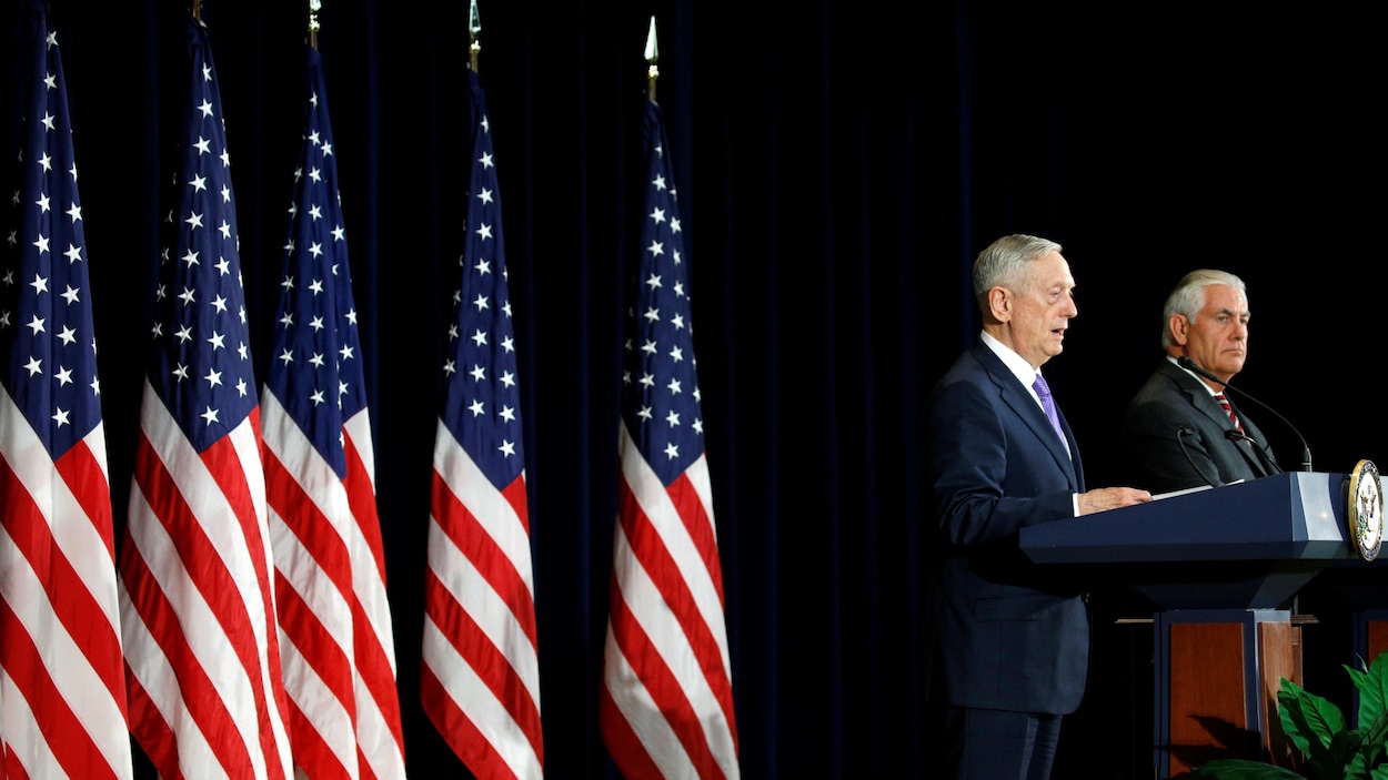 Le secrétaire à la Défense James Mattis et le secrétaire d'État Rex Tillerson, le 21 juin 2017 Le secrétaire à la Défense James Mattis et le secrétaire d'État Rex Tillerson, le 21 juin 2017