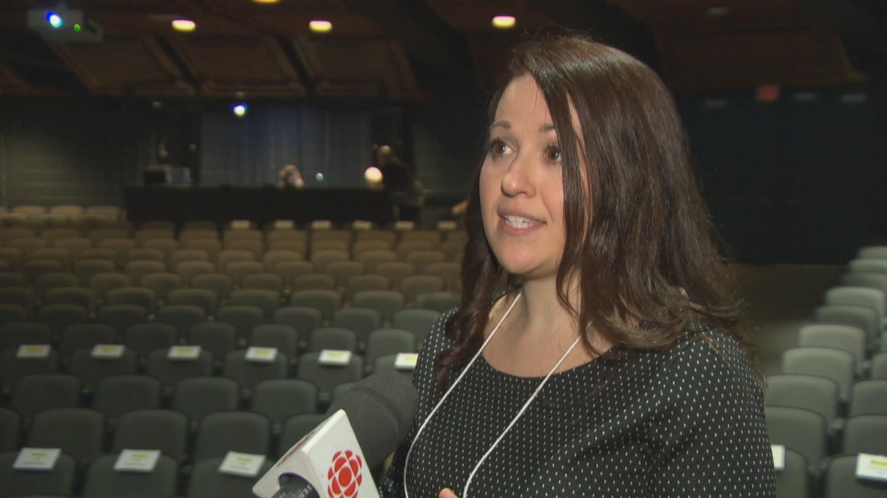Une femme en entrevue dans une salle de spectacle
