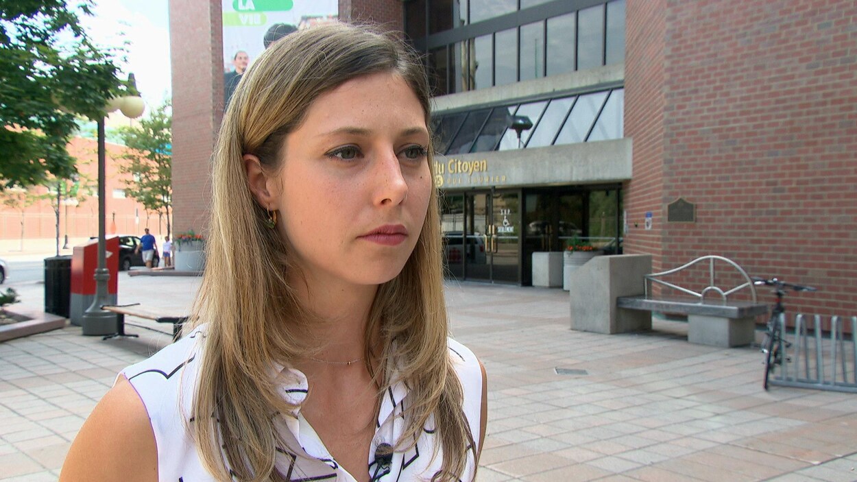 Maude Marquis-Bissonnette répond aux questions d'une journaliste. Maude Marquis-Bissonnette répond aux questions d'une journaliste.