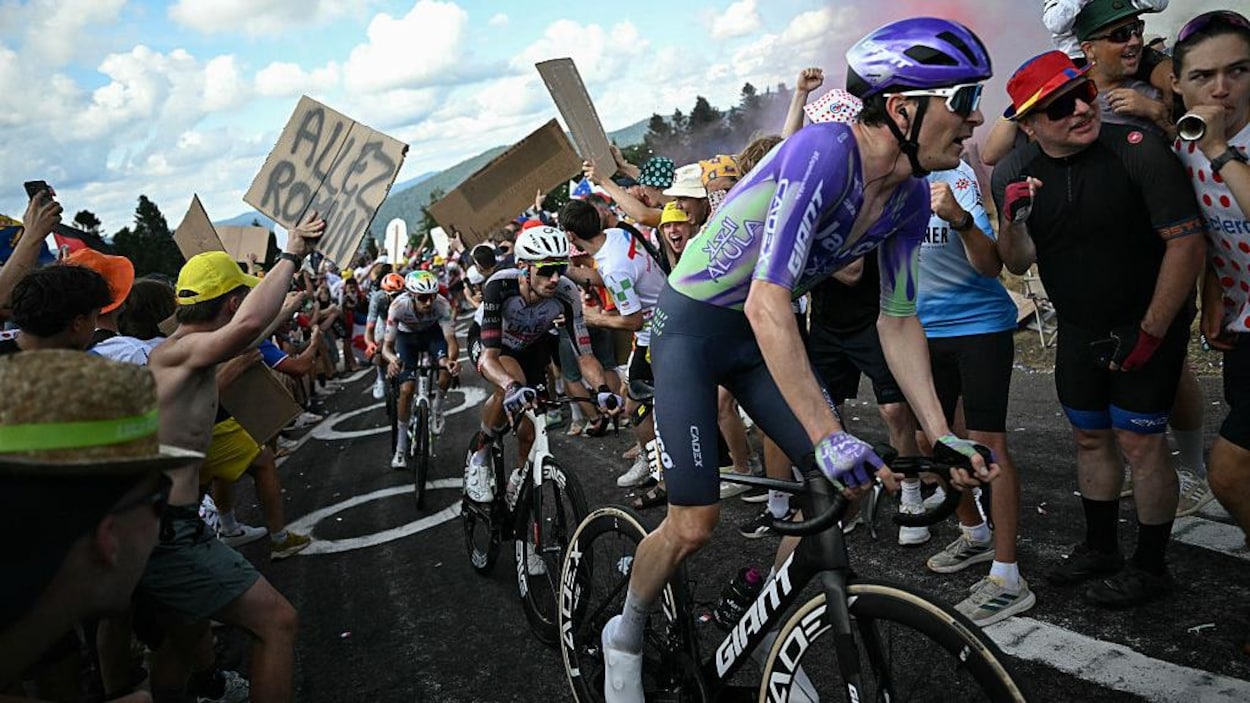 Le Suisse Mauro Schmid remporte la 13e étape du Tour de France