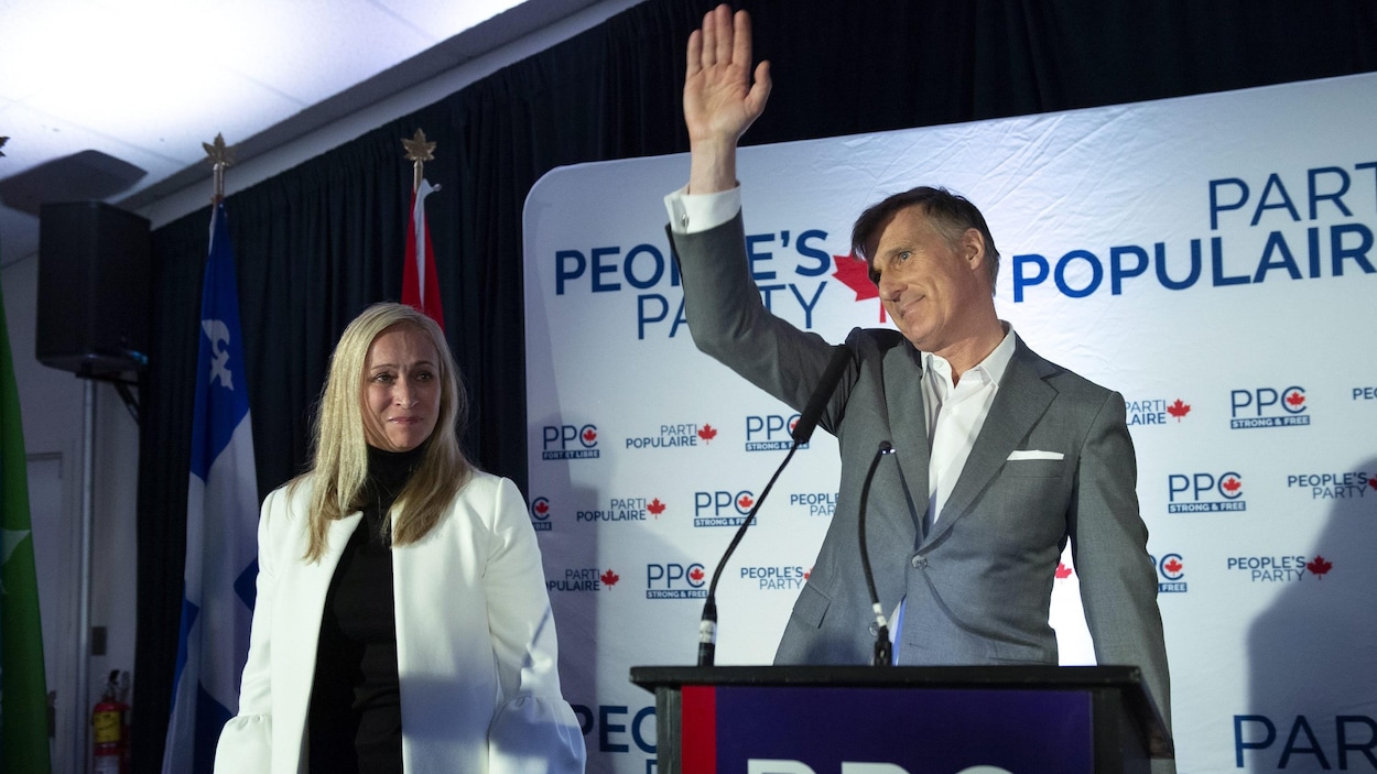 Maxime Bernier salue la foule.
