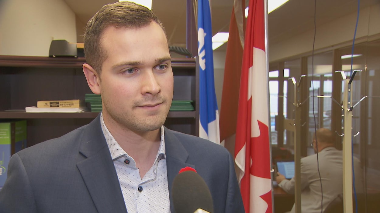 Maxime Blanchette-Joncas répond aux questions d'un journaliste dans son bureau.