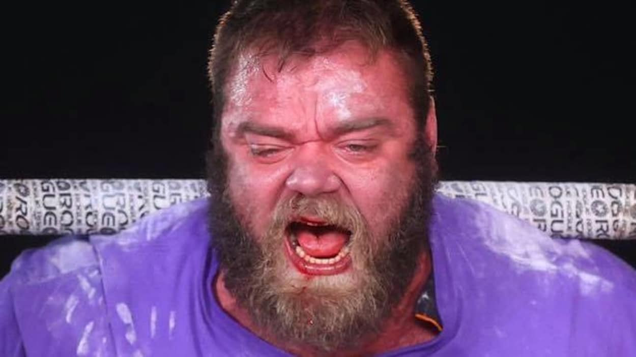 Un homme saigne du nez en forçant.