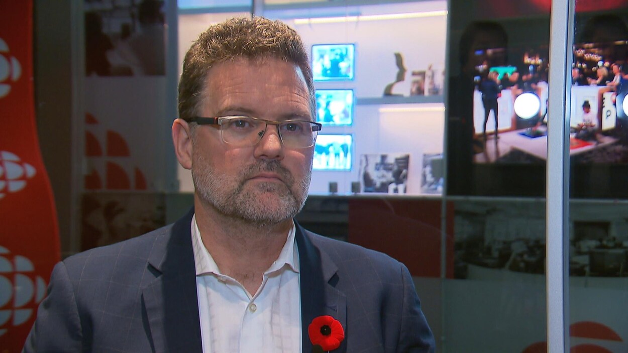 Maxime Pedneaud-Jobin, en entrevue dans les studios de Radio-Canada.