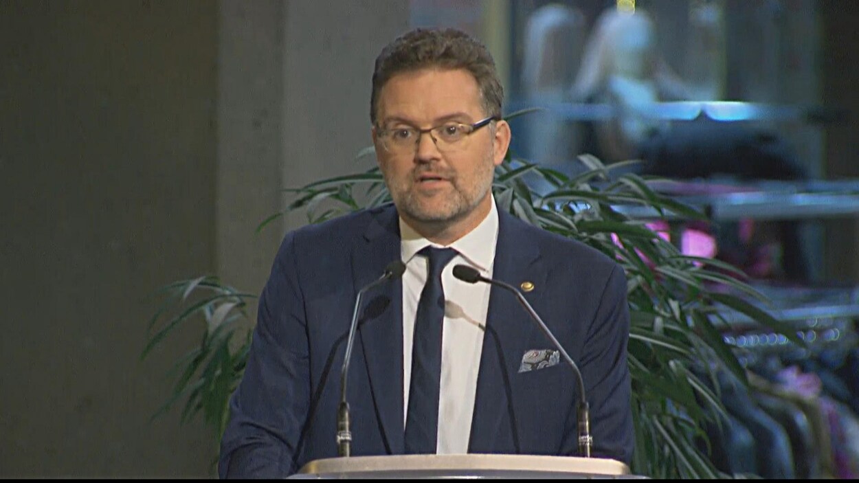 Maxime Pedneaud-Jobin fait un discours devant un pupitre lors de la cérémonie d'assermentation des élus municipaux de Gatineau à la Maison du citoyen. Maxime Pedneaud-Jobin fait un discours devant un pupitre lors de la cérémonie d'assermentation des élus municipaux de Gatineau à la Maison du citoyen.