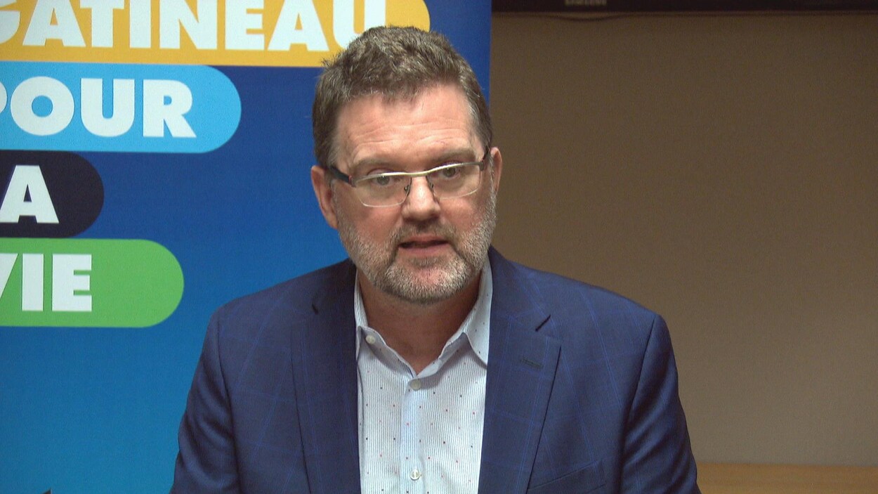 Maxime Pedneaud-Jobin s'adresse aux médias dans un bureau.