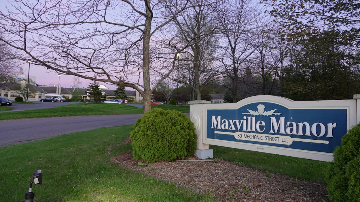 Affiche à l'entrée des lieux où on peut lire "Maxville Manor".