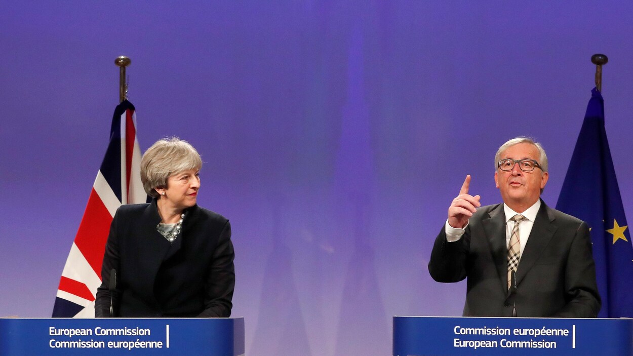 La première ministre britannique Theresa May (à gauche) et le président de la Commission européenne Jean-Claude Juncker (à droite) lors d'une conférence de presse à Bruxelles le 4 décembre 2017. M. Juncker est en train de parler. La première ministre britannique Theresa May (à gauche) et le président de la Commission européenne Jean-Claude Juncker (à droite) lors d'une conférence de presse à Bruxelles le 4 décembre 2017. M. Juncker est en train de parler.